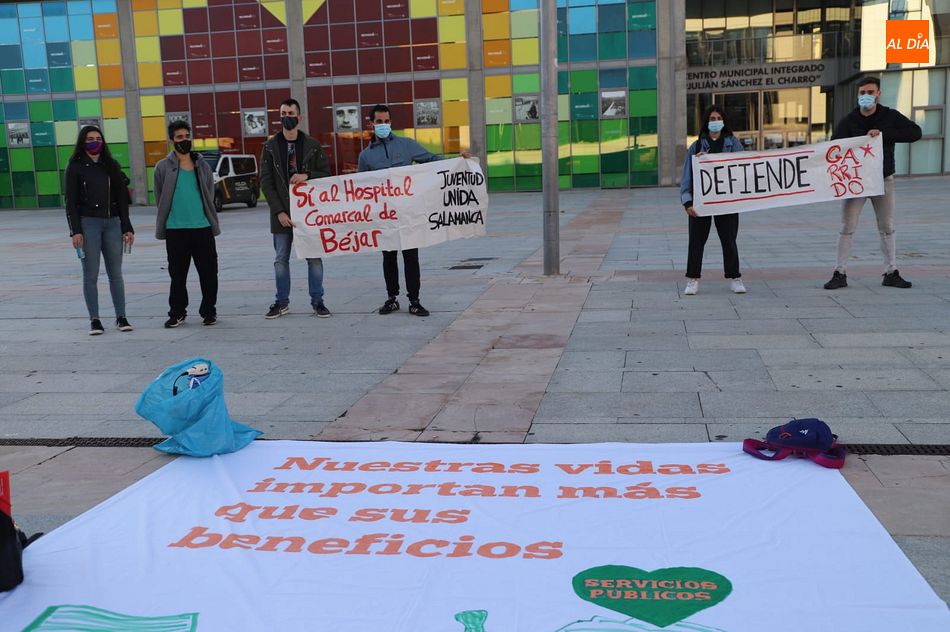 Los protestantes mostraron pancartas con sus reclamaciones - Lydia González