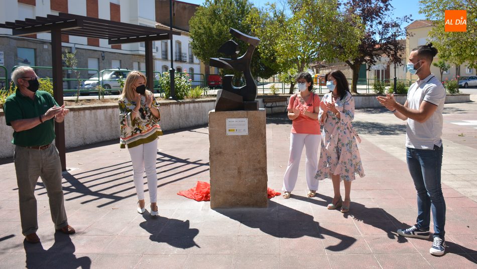 Momento del descubrimiento del monumento en la plaza de la Biblioteca / FOTOS: ESTER CORREDERA