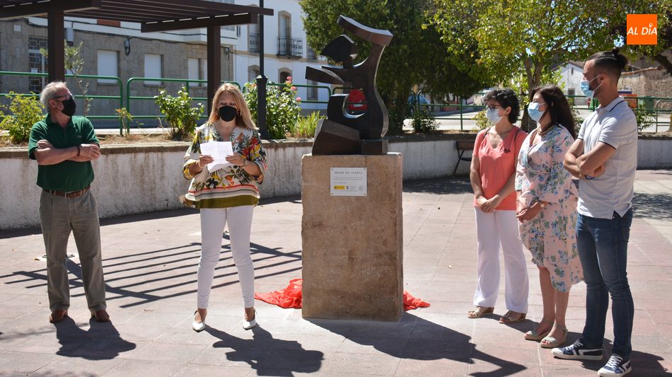 Foto 4 - El Ayuntamiento de Lumbrales descubre un monumento contra la violencia machista