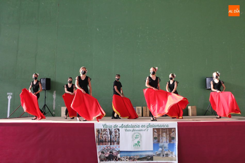 Foto 3 - Arrancan las fiestas en Villar de Peralonso con una bonita actuación de sevillanas  