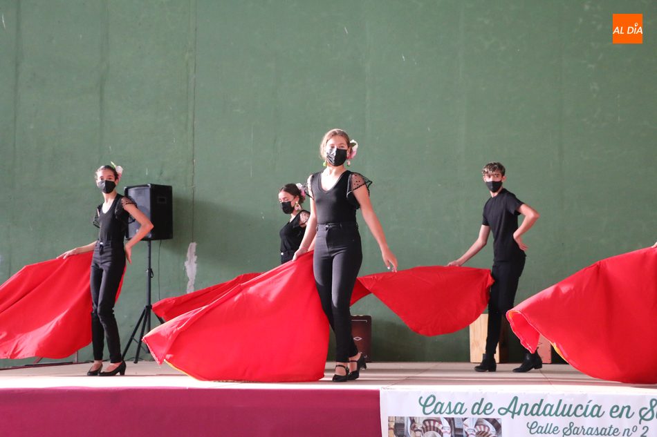 Foto 2 - Arrancan las fiestas en Villar de Peralonso con una bonita actuación de sevillanas  