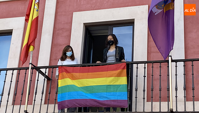 La alcaldesa de la ciudad, Carmen Ávila, y la concejal de Igualdad, Pilar García, colocaban la bandera arcoíris en los balcones del Ayuntamiento
