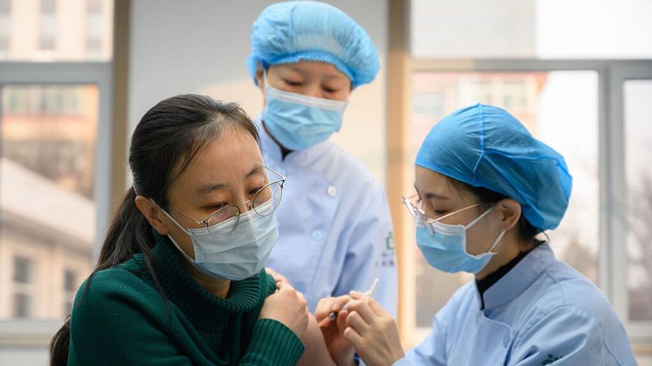 Una mujer recibe una vacuna contra el coronavirus en China | EUROPA PRESS