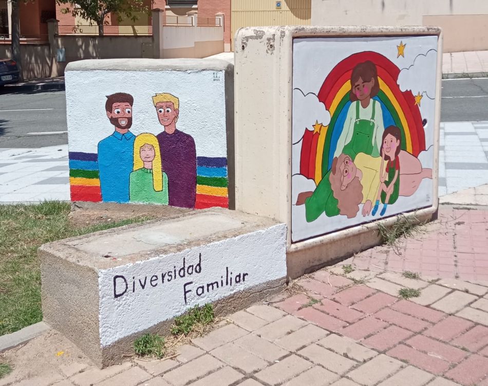 Foto 2 - Nuevos murales sobre diversidad familiar en la plaza del barrio de Huerta Otea  