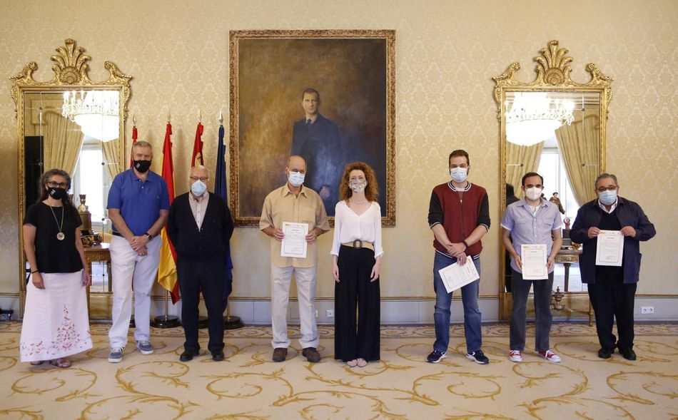 La concejala de Familia e Igualdad de Oportunidades, Ana Suárez Otero, junto a las personas que recogieron sus diplomas