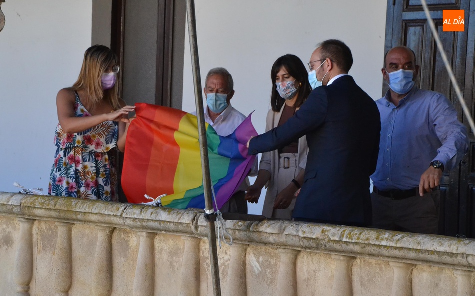 Foto 6 - Ciudad Rodrigo renueva su compromiso con el Día Internacional del Orgullo LGTBIQ+  