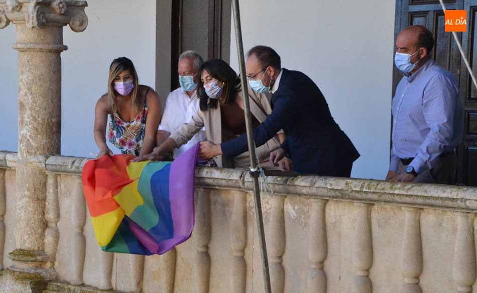 Foto 5 - Ciudad Rodrigo renueva su compromiso con el Día Internacional del Orgullo LGTBIQ+  