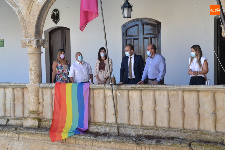 Foto 3 - Ciudad Rodrigo renueva su compromiso con el Día Internacional del Orgullo LGTBIQ+  