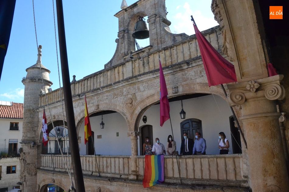 Foto 2 - Ciudad Rodrigo renueva su compromiso con el Día Internacional del Orgullo LGTBIQ+  