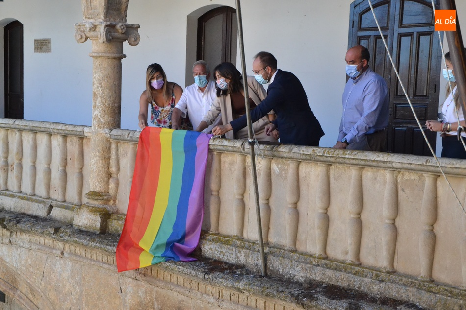 Foto 4 - Ciudad Rodrigo renueva su compromiso con el Día Internacional del Orgullo LGTBIQ+  