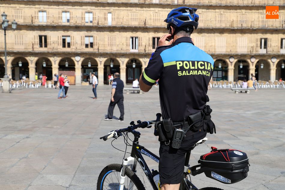 Agente de la Policía Local en la Plaza Mayor. Foto de Lydia González