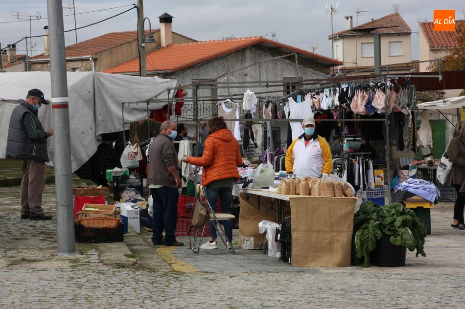 Foto 4 - El mercadillo portugués de Trabanca acusa los confinamientos regionales por la pandemia  