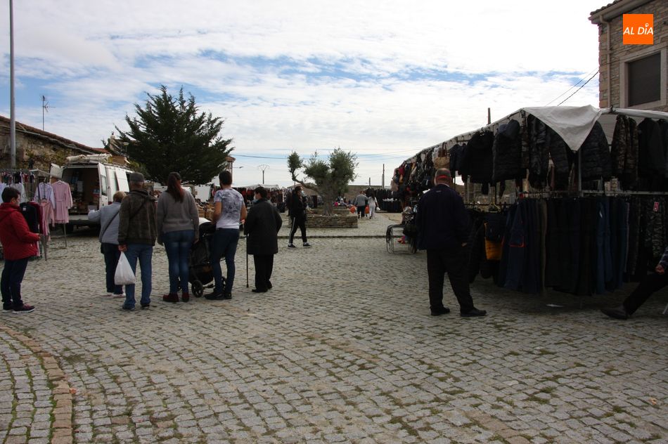 Foto 3 - El mercadillo portugués de Trabanca acusa los confinamientos regionales por la pandemia  