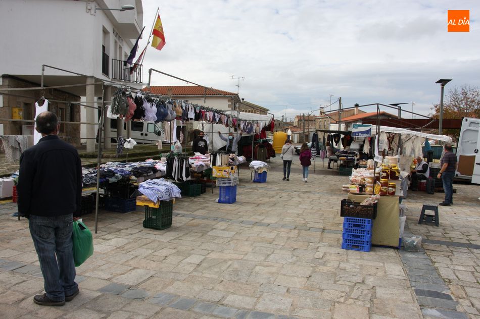 Foto 2 - El mercadillo portugués de Trabanca acusa los confinamientos regionales por la pandemia  