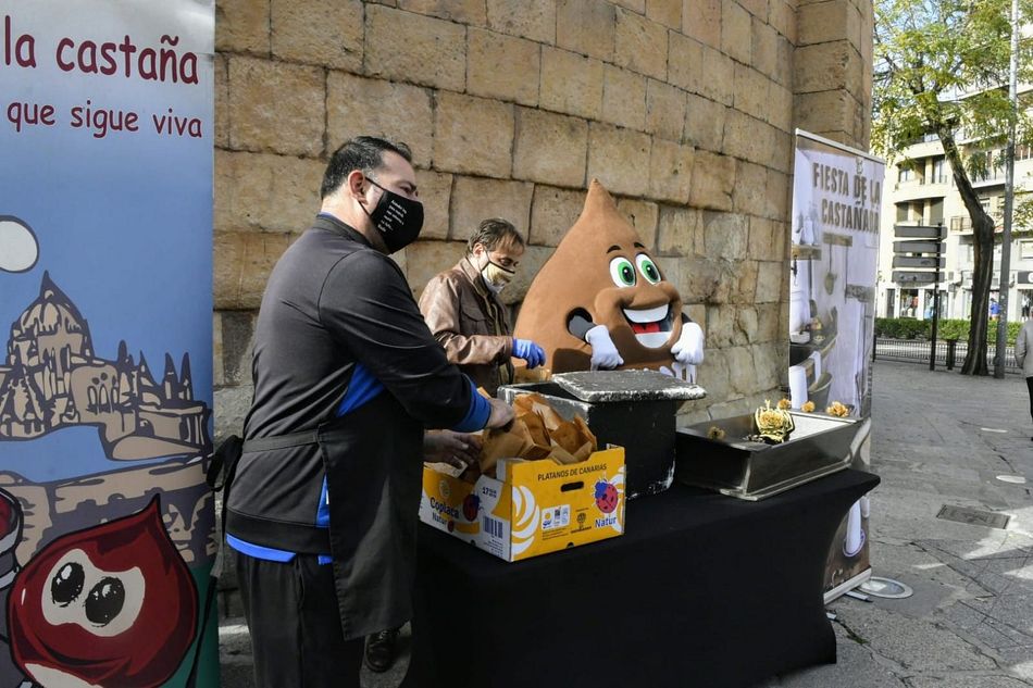 Foto 4 - La temporada de castañas asadas da comienzo en las calles de Salamanca