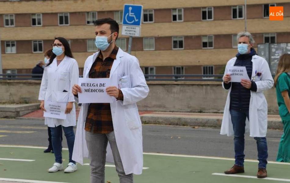Médicos protestando en la última huelga frente al Hospital Clínico de Salamanca - Archivo