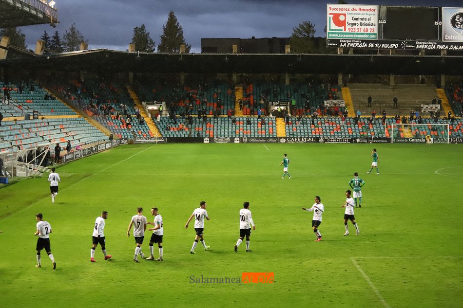 El Salamanca UDS celebra un gol con el Helmántico cumpliendo con la distancia social en la grada