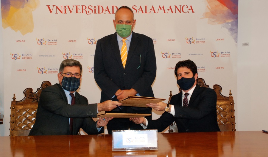 Firma del acuerdo entre los representantes de la Universidad de Salamanca (USAL) y el Gobierno de Brasil. Foto USAL