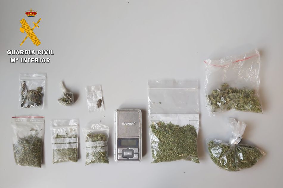 Varias bolsas con marihuana preparadas para su venta y una báscula electrónica para su pesaje