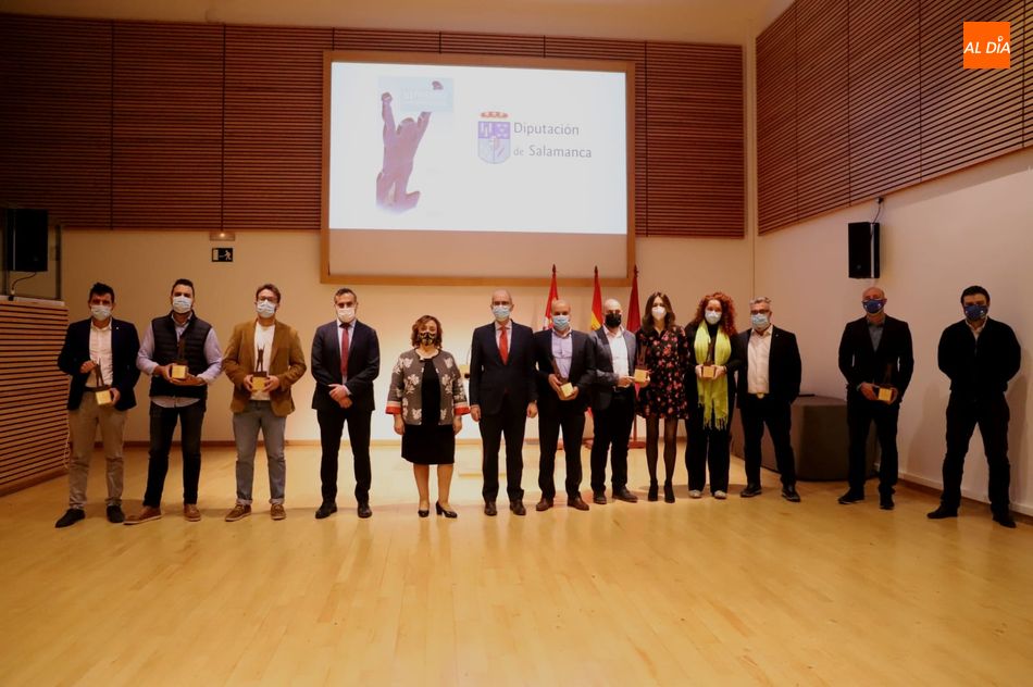 El presidente de la Diputación de Salamanca, Javier Iglesias, junto a los ganadores de los XI Premios Emprendedores. Foto de Lydia González