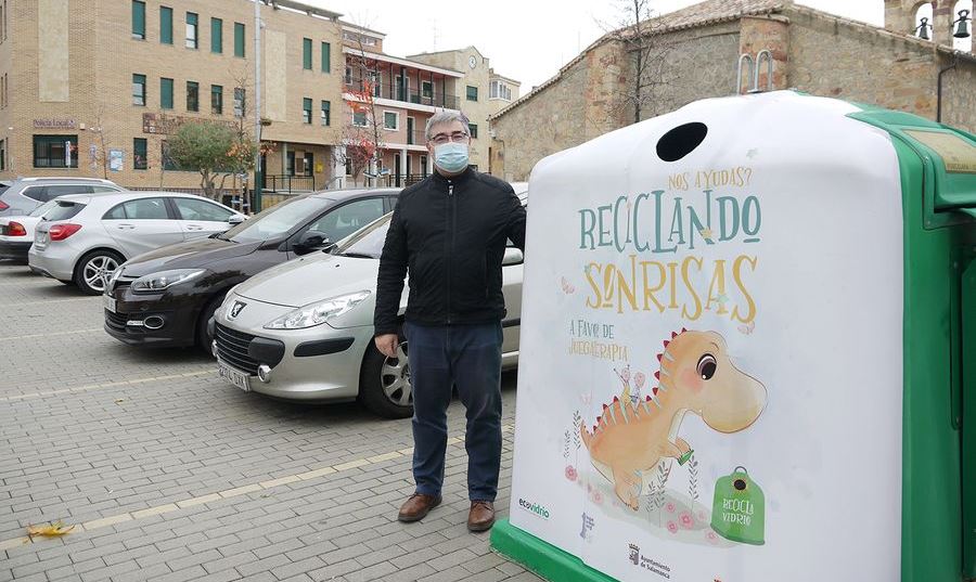 Ecovidrio ha instalado un contenedor vinilado con la imagen de la campaña que en Carbajosa de la Sagrada se ha ubicado en la calle Arroyo,