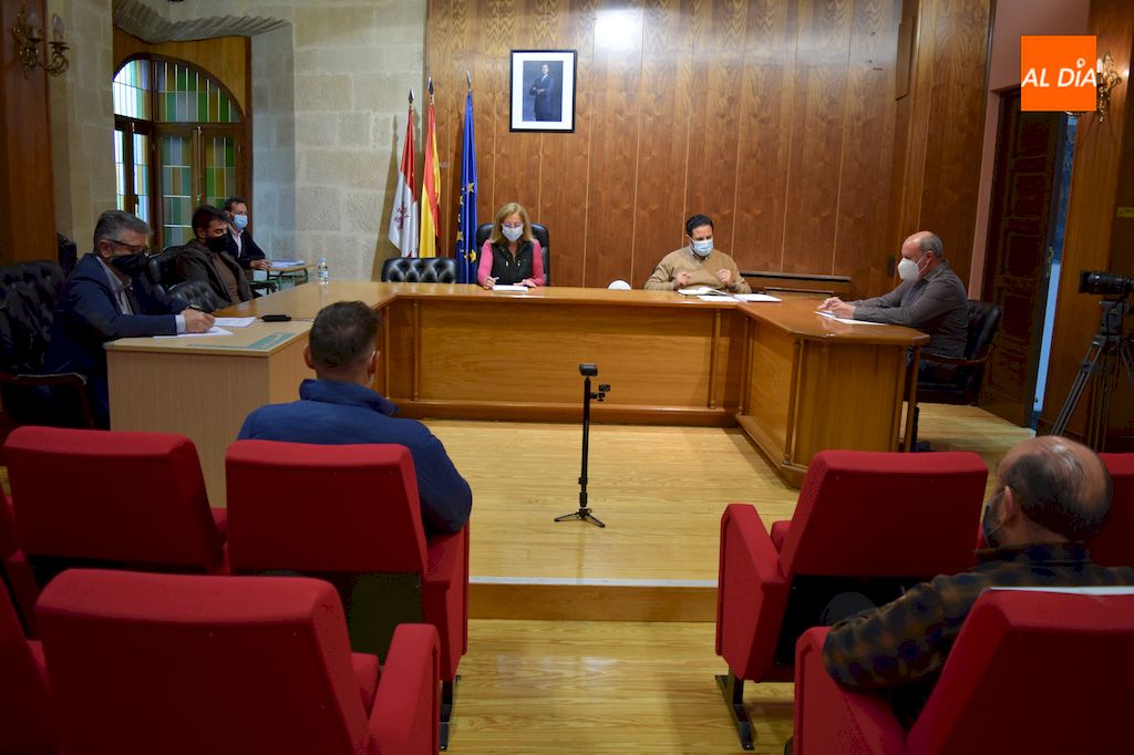Sesión de pleno extraordinario celebrado en el Ayuntamiento de Alba de Tormes / Pedro Zaballos