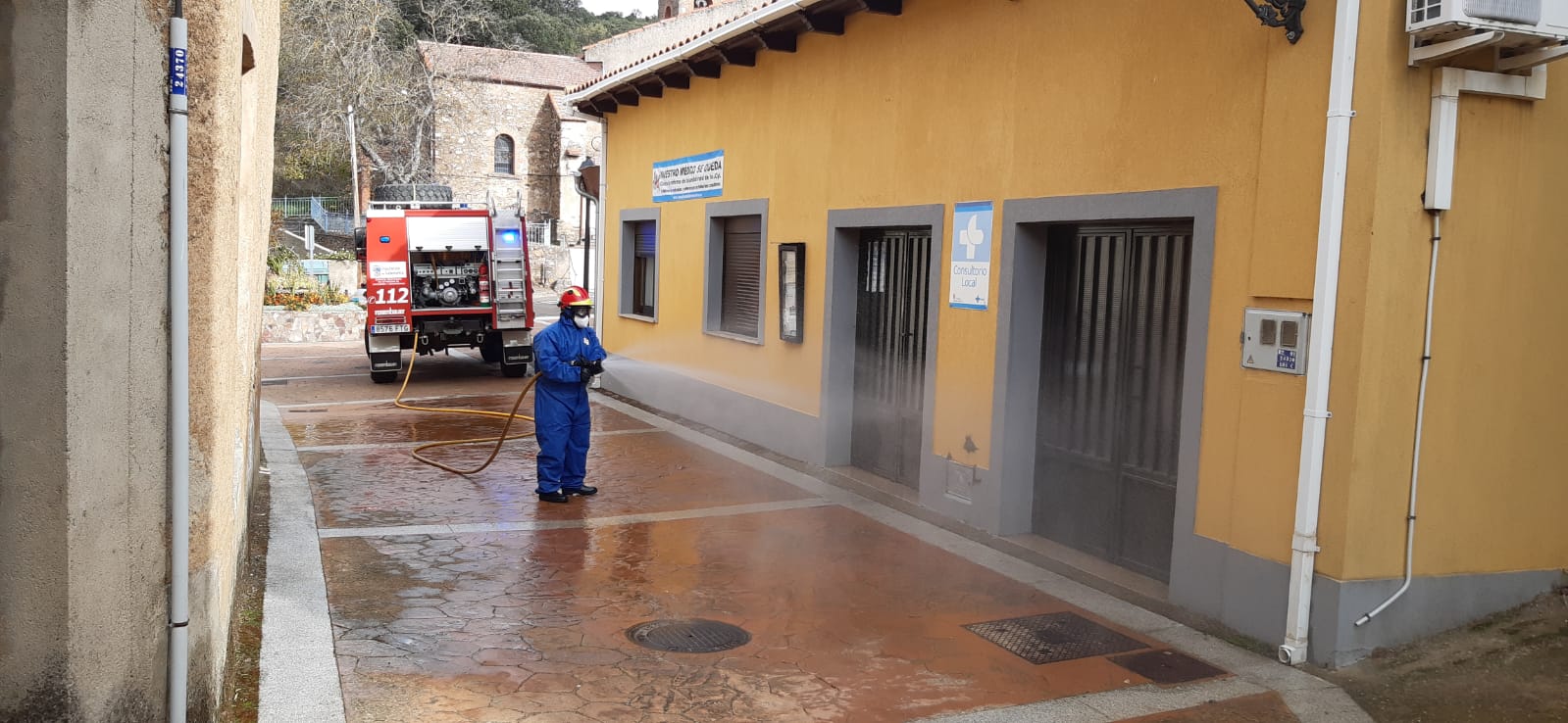 Foto 6 - Los Bomberos llevan a cabo labores de desinfección en Serradilla del Arroyo y Guadapero  