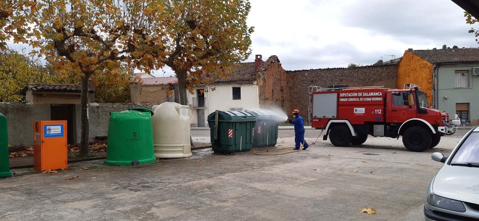 Foto 2 - Los Bomberos llevan a cabo labores de desinfección en Serradilla del Arroyo y Guadapero  