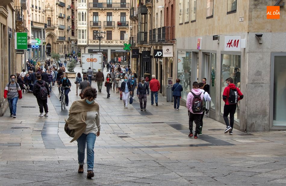 Viandantes en la calle Toro de Salamanca