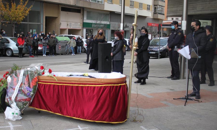 Un ataúd representa la muerte de la hostelería soriana ante la sede de la Junta en Soria. Foto EP