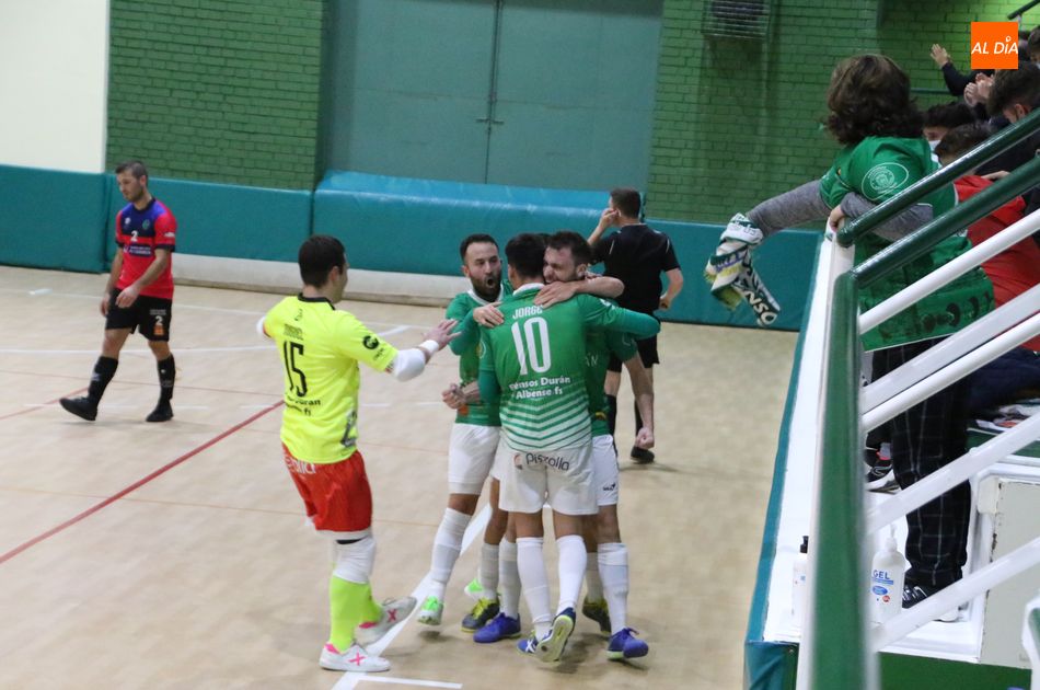 Los jugadores del Piensos Durán Albense celebran el segundo gol de Morales / Roberto Jiménez