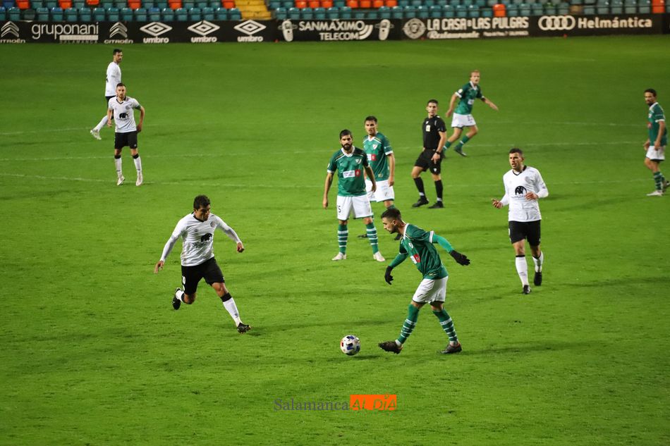 El mexicano Jorge Mora presiona a un rival del Coruxo para arrebatarle la pelota