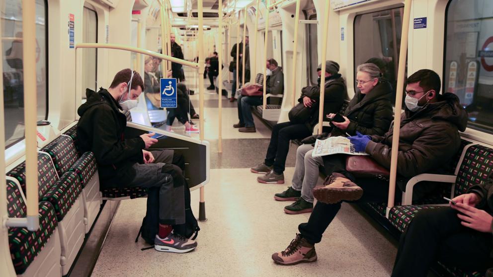 Viajeros con mascarilla en el metro