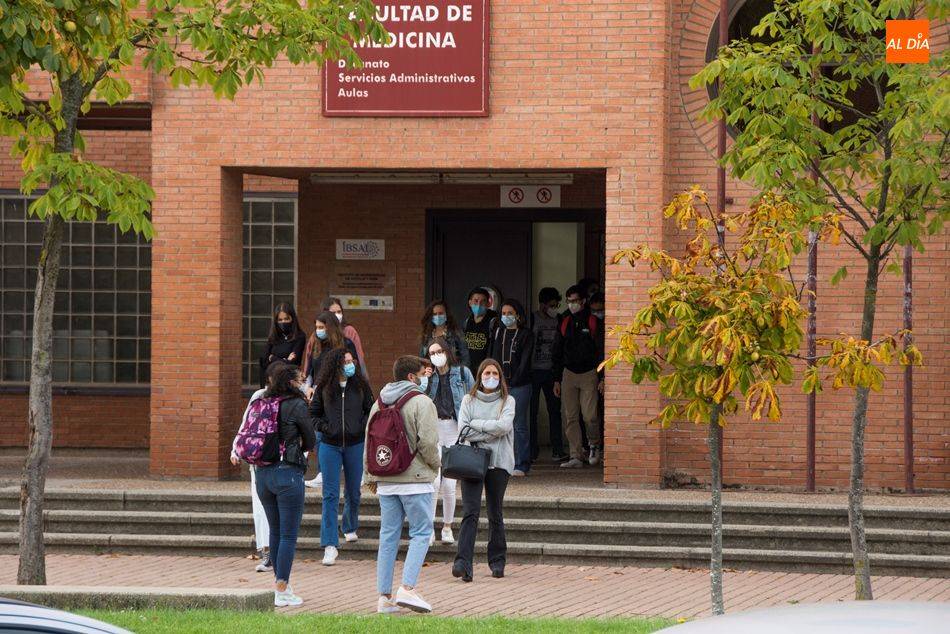 Estudiantes en el campus universitario de Salamanca