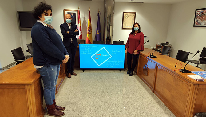 La alcaldesa de Peñaranda, Carmen Ávila, el Coordinador Informático municipal, Raúl Tarrío y la edil Patro Macias, presentaban el 'Servicio Avisa'