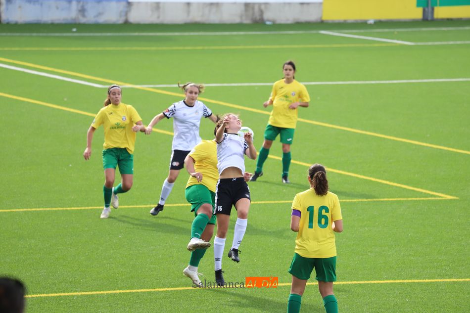 Una acción del primer partido de Liga del Salamanca UDS Femenino