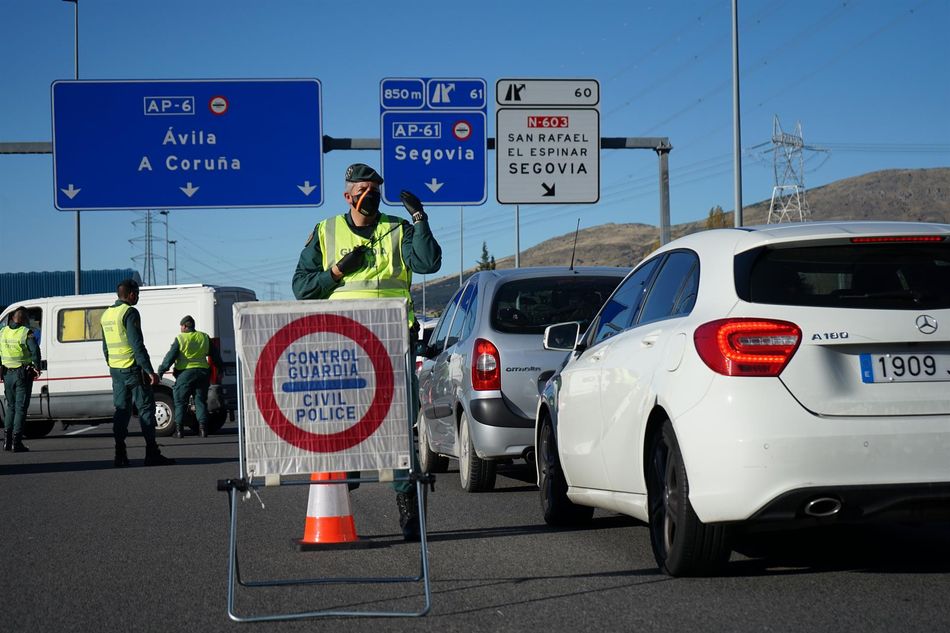 Controles policiales en la AP-6 en el límite de las provincias de Segovia y Madrid. Foto: EP
