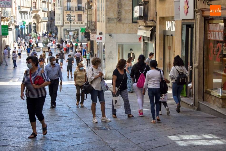 Grupos de mujeres paseando por la ciudad de Salamanca