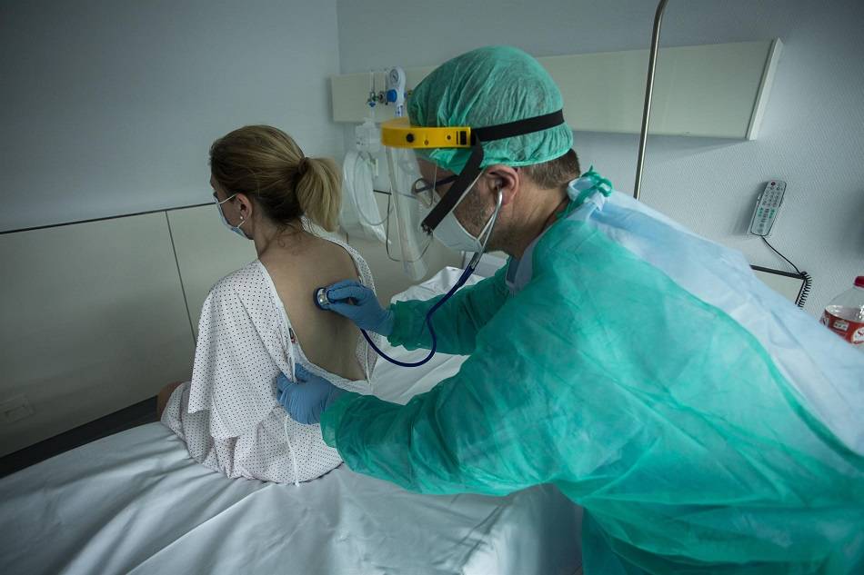 Un médico atiende a una paciente durante la pandemia de la Covid-19
