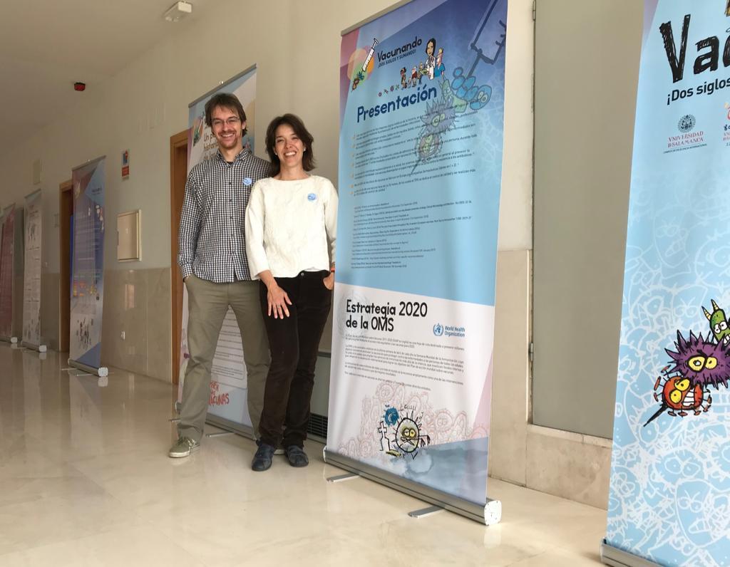 Luis Marcos y Raquel Carnero, junto a uno de los paneles de la exposición itinerante. Foto: @vacunando