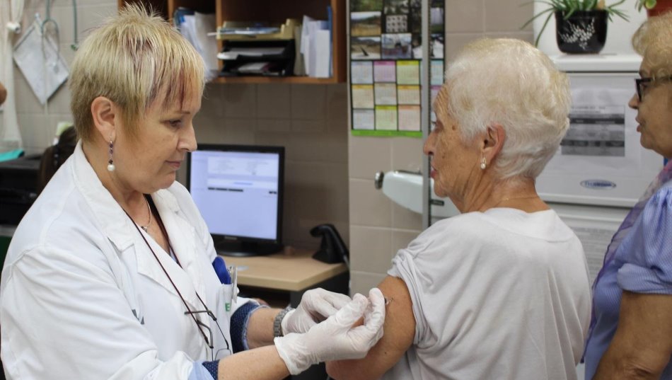Los grupos de riesgo, como las personas mayores, también deben vacunarse