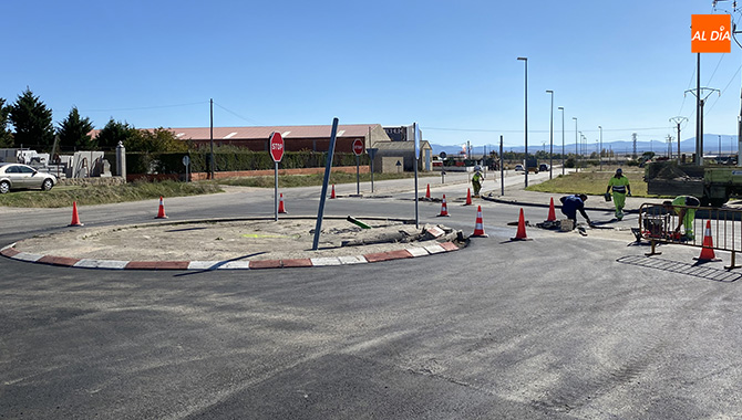 El Ayuntamiento remodela la rotonda y los accesos al polígono industrial desde la carretera de Mancera