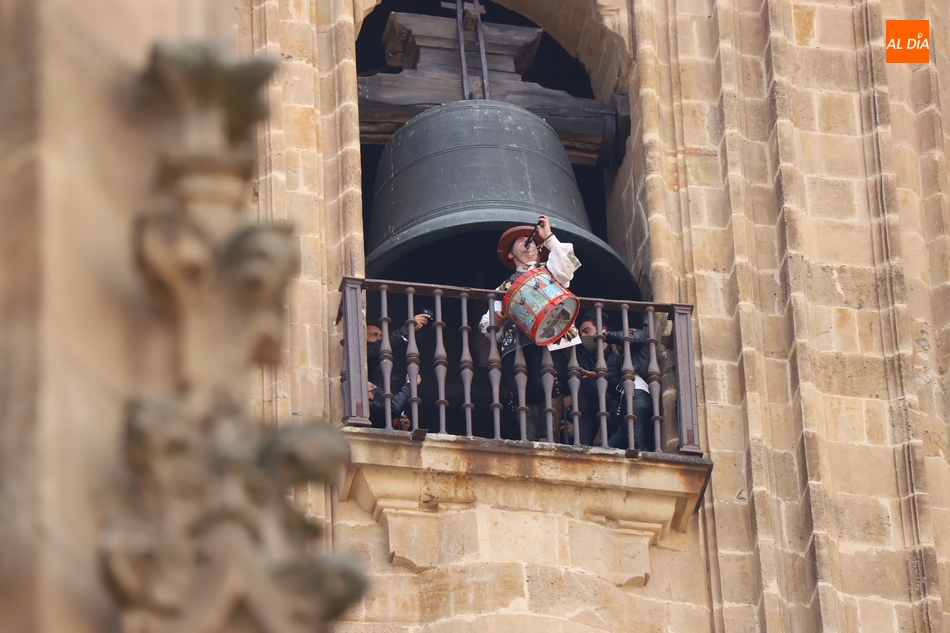Foto 6 - El Mariquelo sube a lo alto de la Catedral de Salamanca en memoria de las víctimas del Covid-19