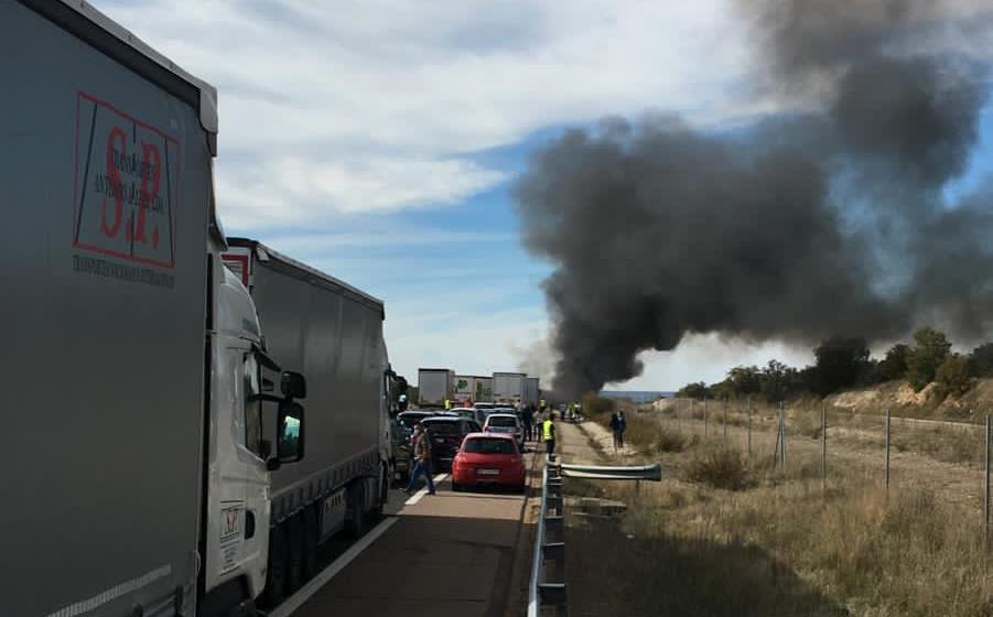 Foto 4 - Un camión vuelca y echa a arder en plena calzada de la A-62 a la altura de Martín de Yeltes  