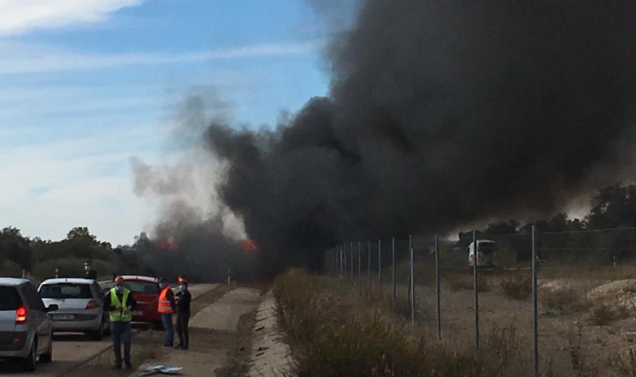 Foto 6 - Un camión vuelca y echa a arder en plena calzada de la A-62 a la altura de Martín de Yeltes  