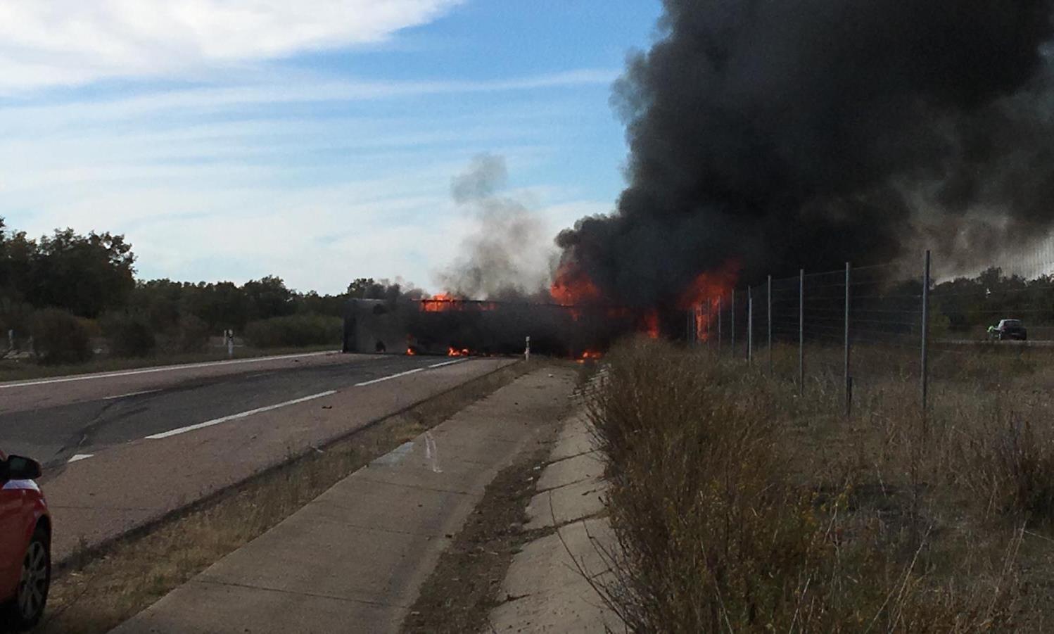 Foto 5 - Un camión vuelca y echa a arder en plena calzada de la A-62 a la altura de Martín de Yeltes  