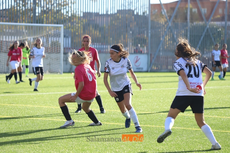 Foto 2 - El Salamanca UDS Femenino no puede pasar del empate en casa contra el Fuensalida (1-1)