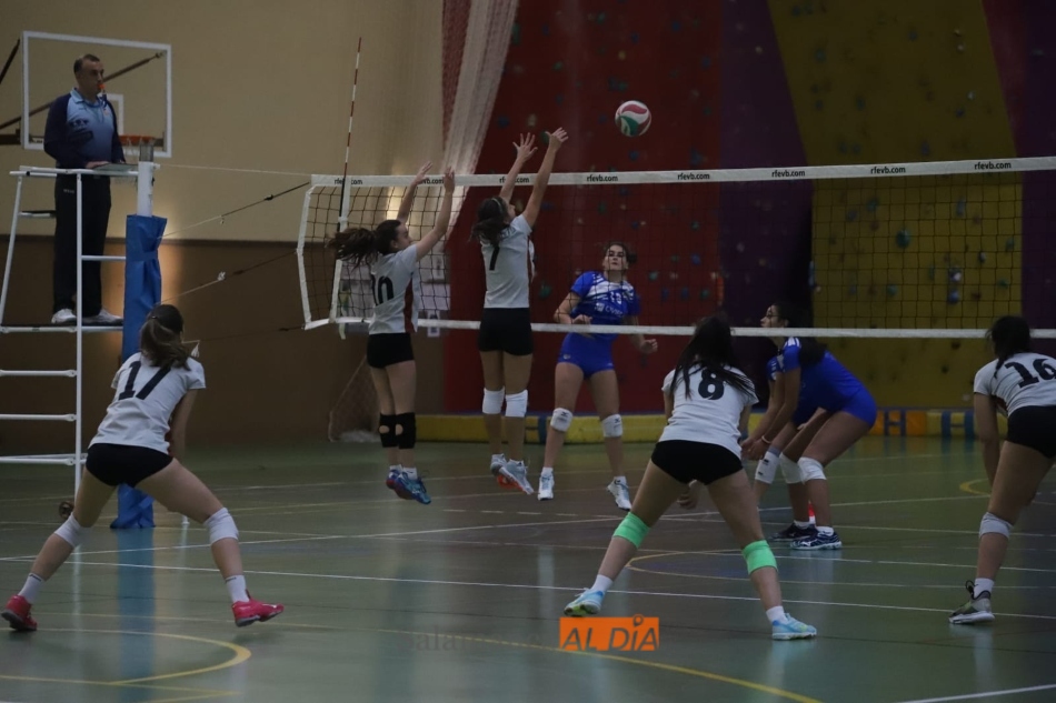 Foto 3 - El equipo de voleibol de la Universidad cae con el Oviedo (21-24)