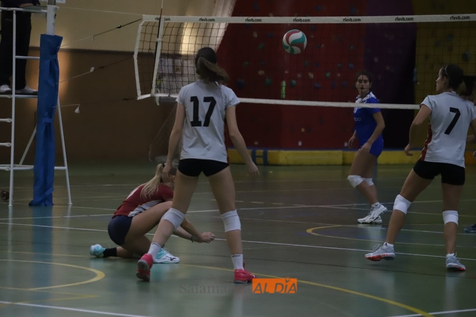 Foto 2 - El equipo de voleibol de la Universidad cae con el Oviedo (21-24)