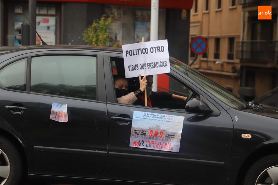 Hosteleros durante la protesta en coche esta semana en Salamanca - Archivo